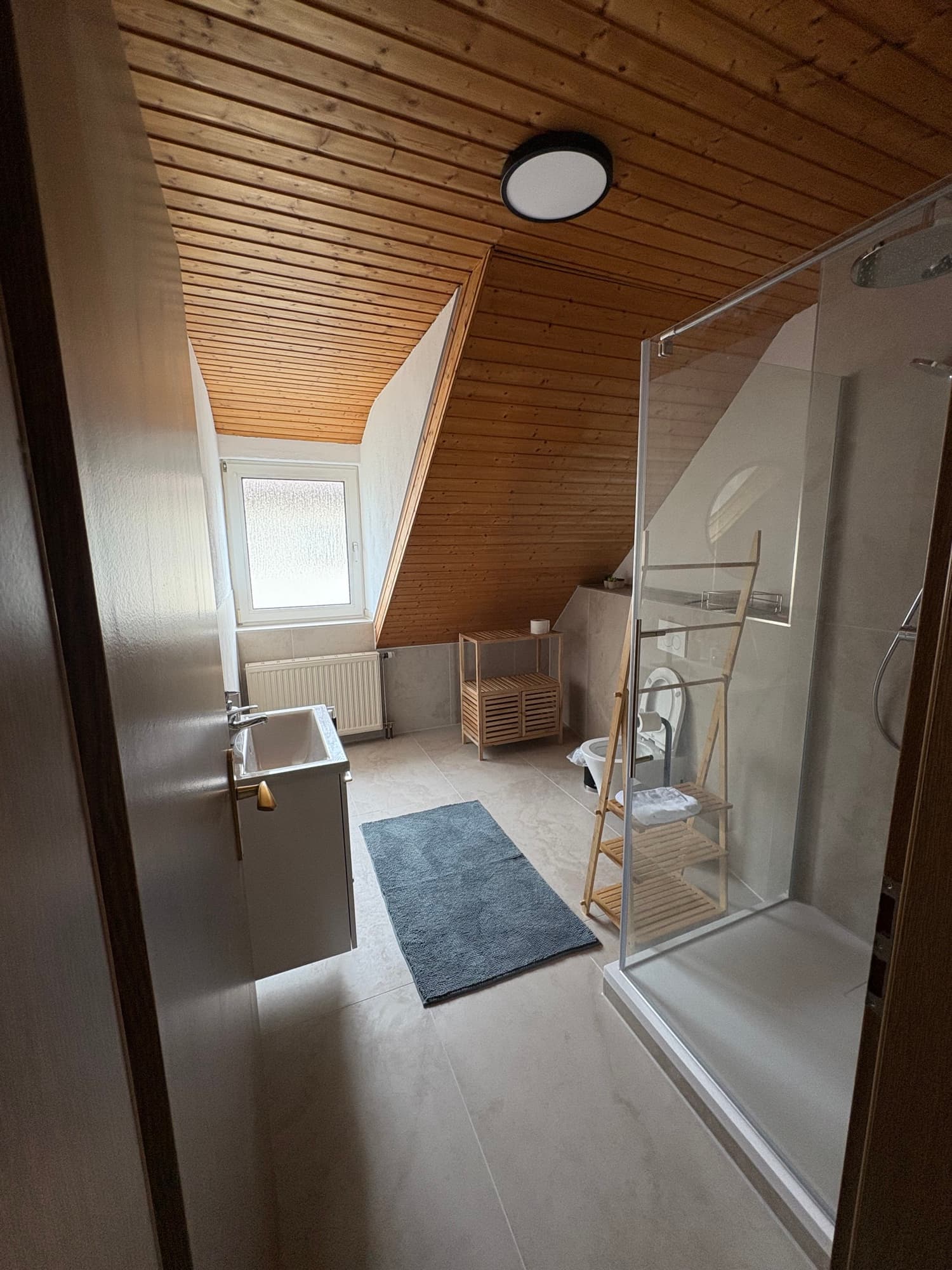 Renoviertes Tageslichtbad mit Dusche