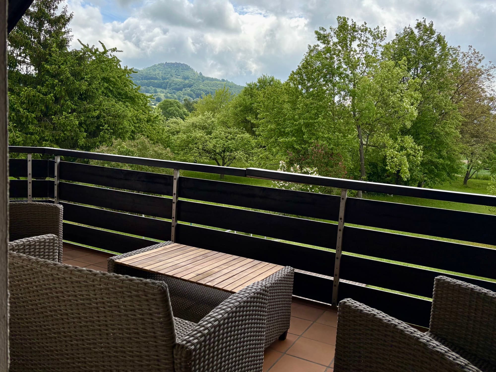Balkon mit Blick auf den Staffelberg, Bad Staffelstein – Bergblick Ferienwohnung