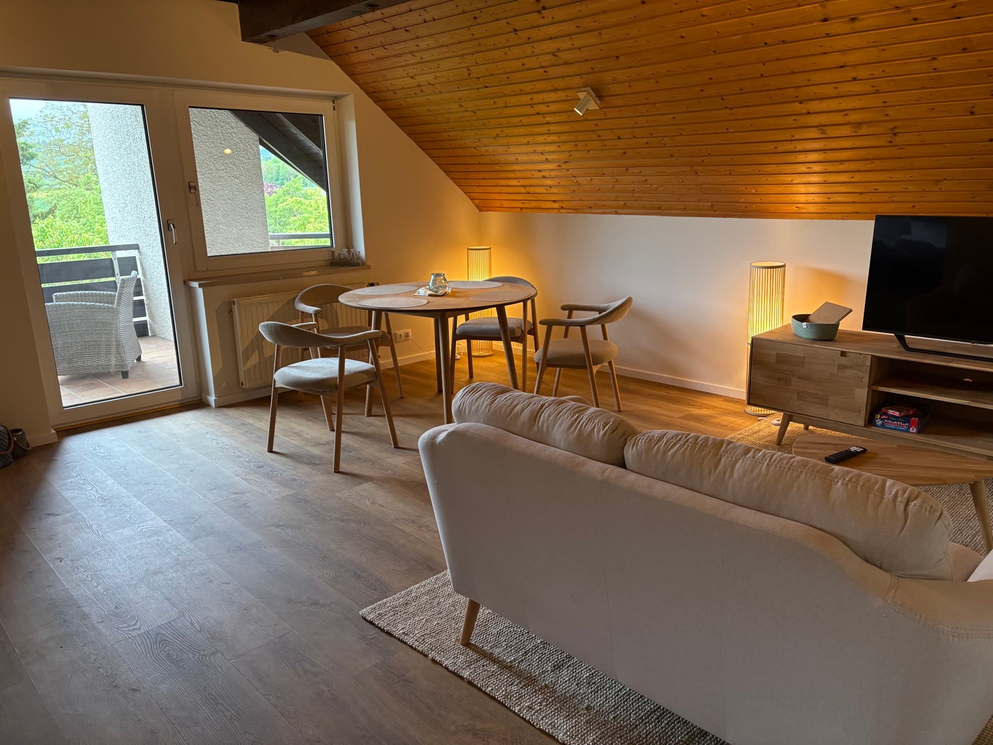 Wohnzimmer mit Essbereich der Ferienwohnung
