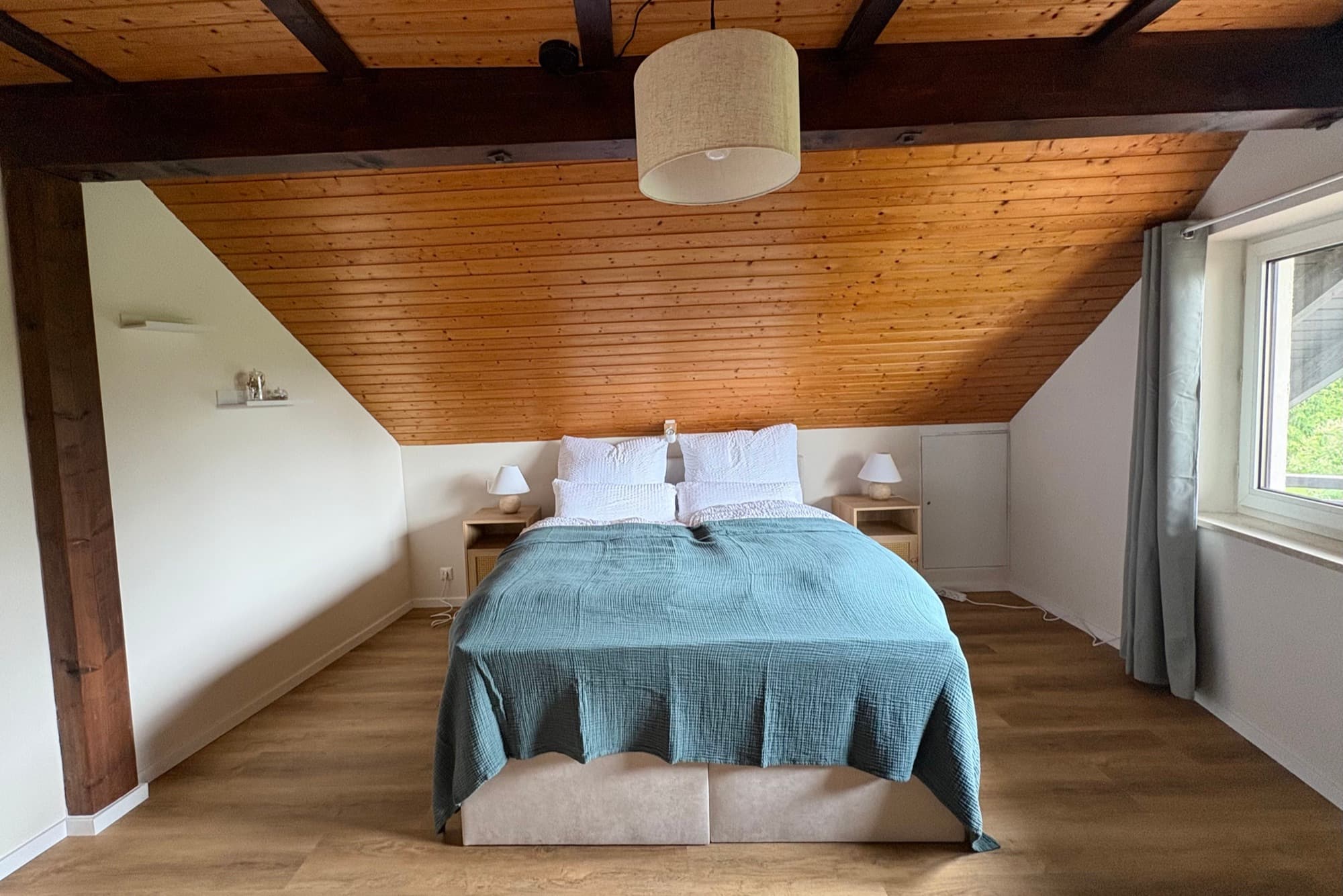 Schlafzimmer mit Hotel-Boxspringbett in der Ferienwohnung Bad Staffelstein