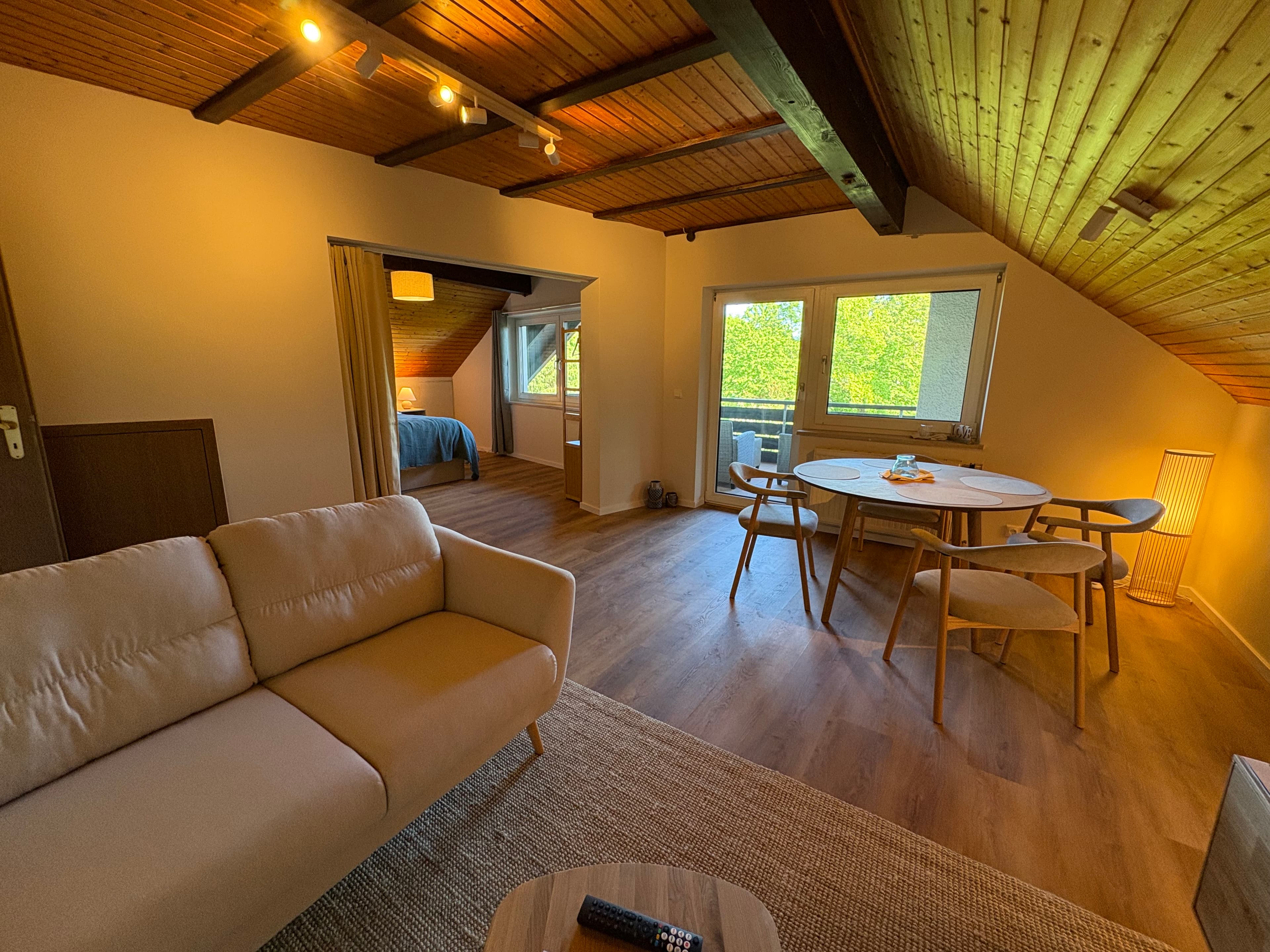 Helles Wohnzimmer der Ferienwohnung Bergblick Bad Staffelstein