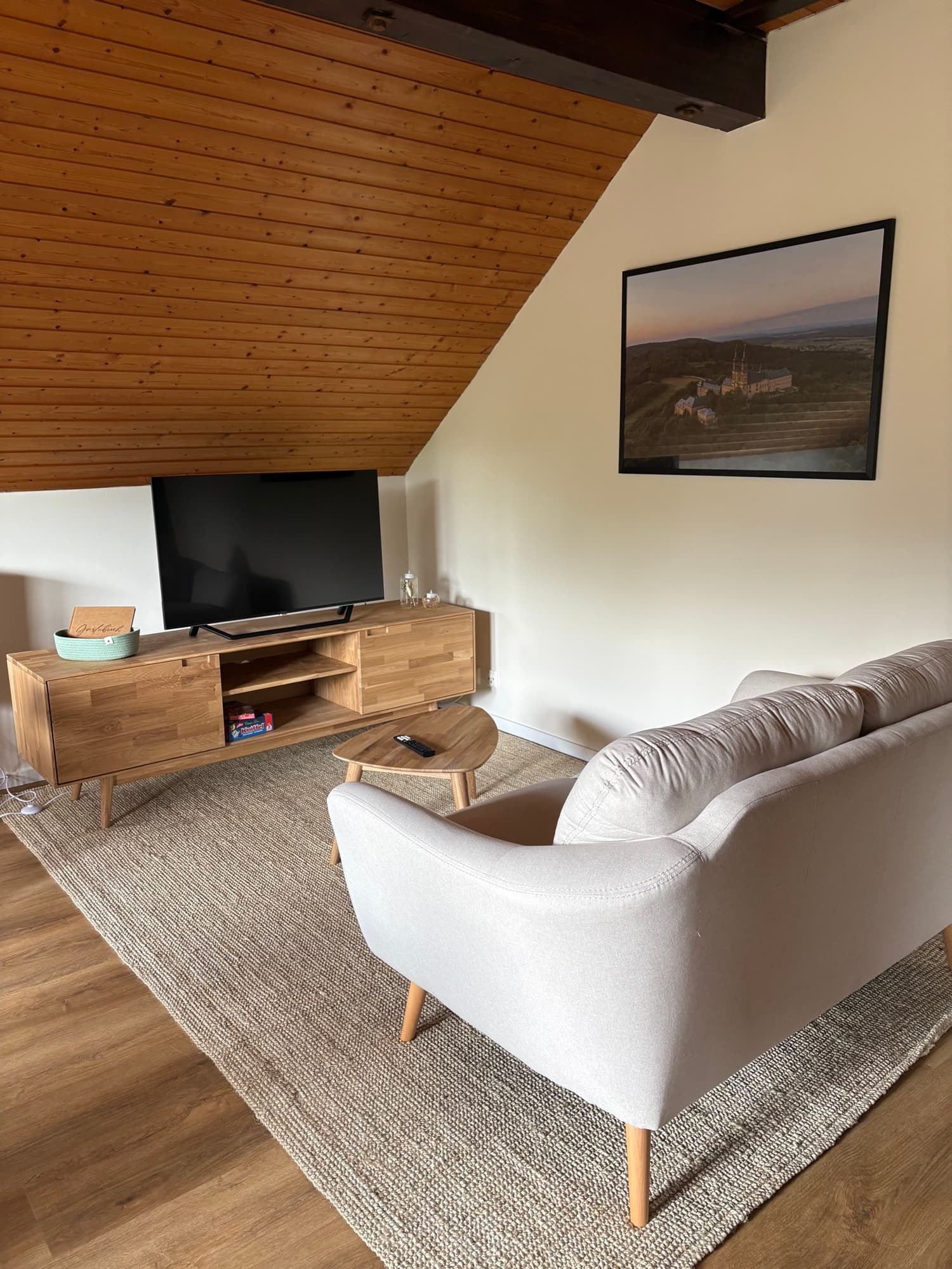Helles skandinavisch inspiriertes Wohnzimmer der Ferienwohnung