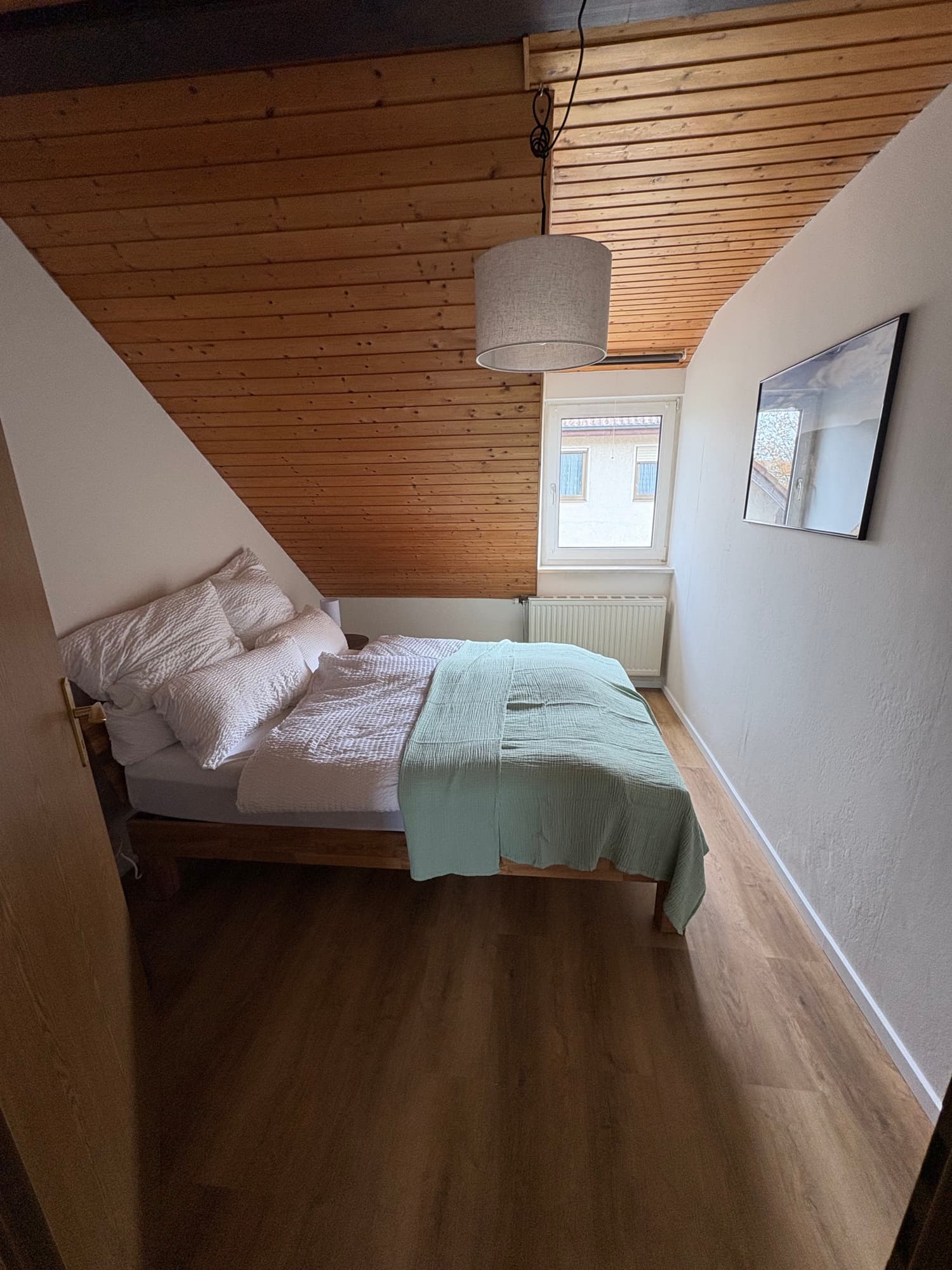 Schlafzimmer 2 mit Massivholzbett 140×200