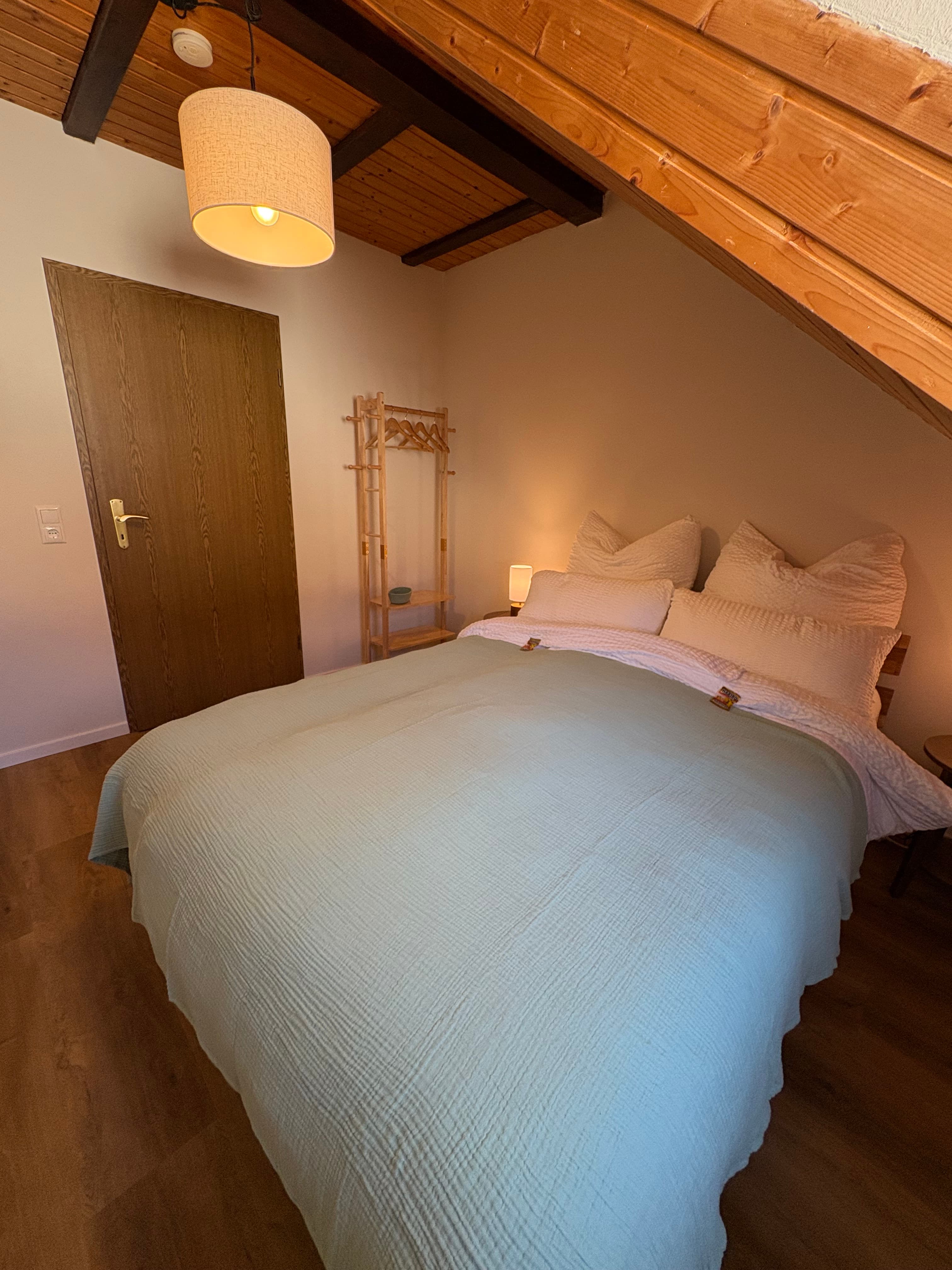 Schlafzimmer 2 – Massivholzbett 140×200 – Foto 2
