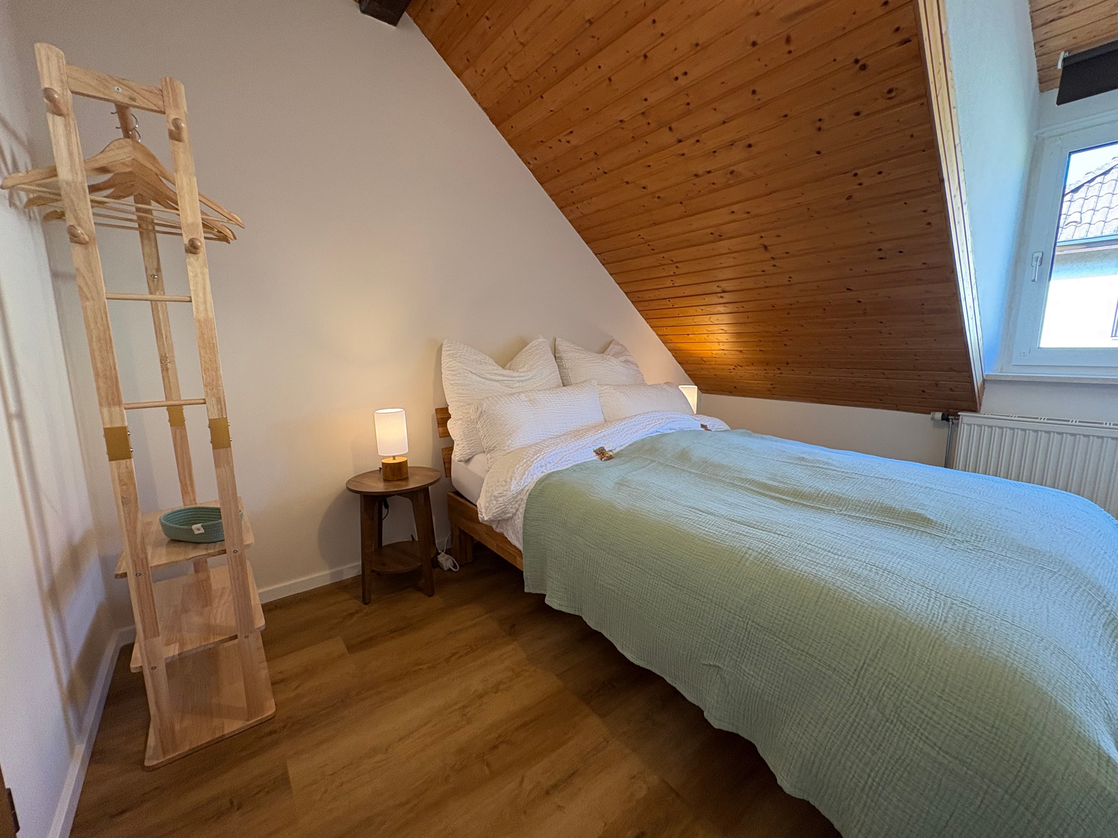 Schlafzimmer 2 – Massivholzbett 140×200 – Foto 3